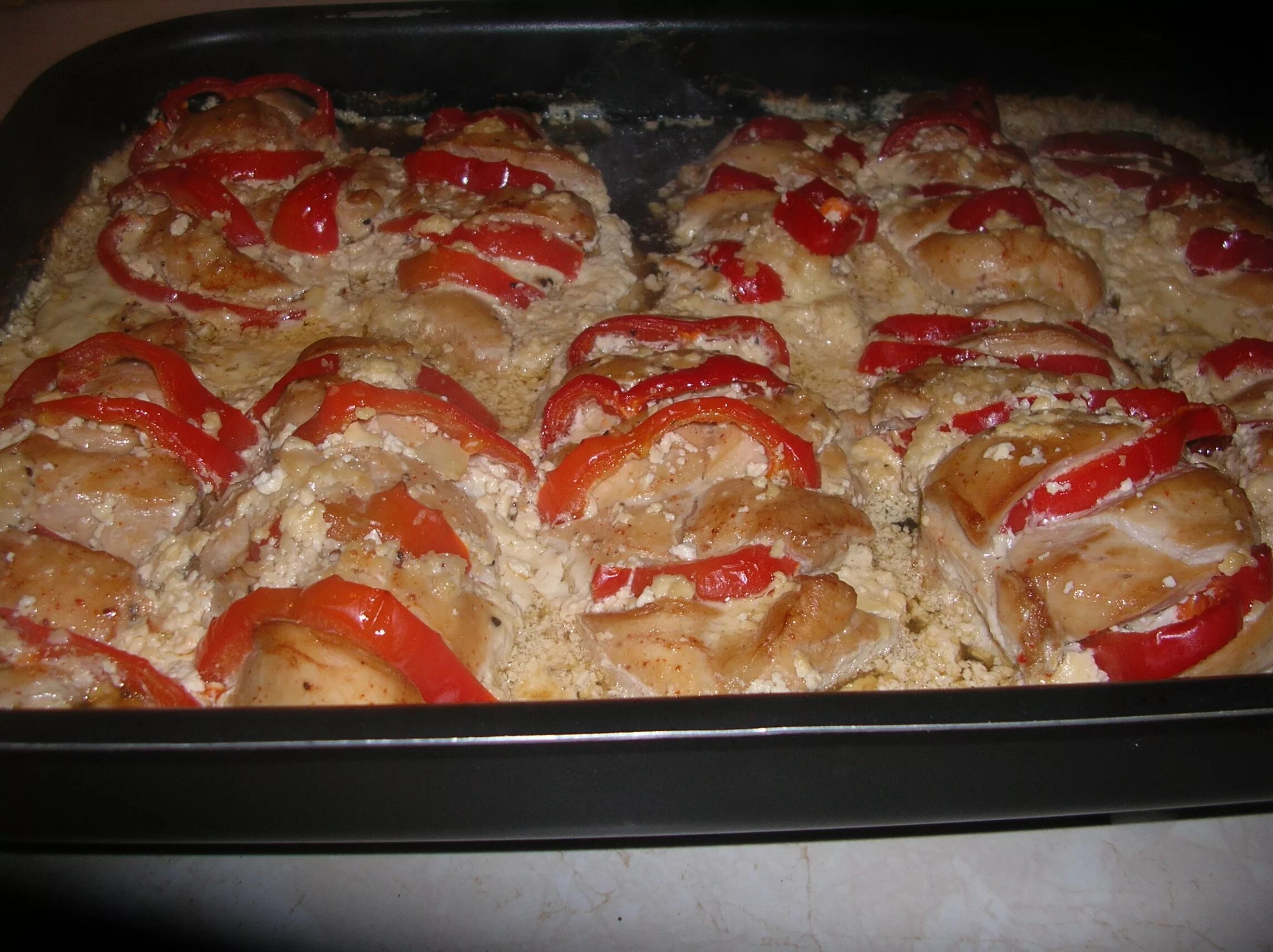 Запеченные грудки с помидорами и сыром. Куриная грудка фаршированная помидорами и сыром в духовке. курица с помидорами и сыром в духовке. грудка в духовке с сыром и помидорами. куриное филе с помидорами и сыром в духовке.