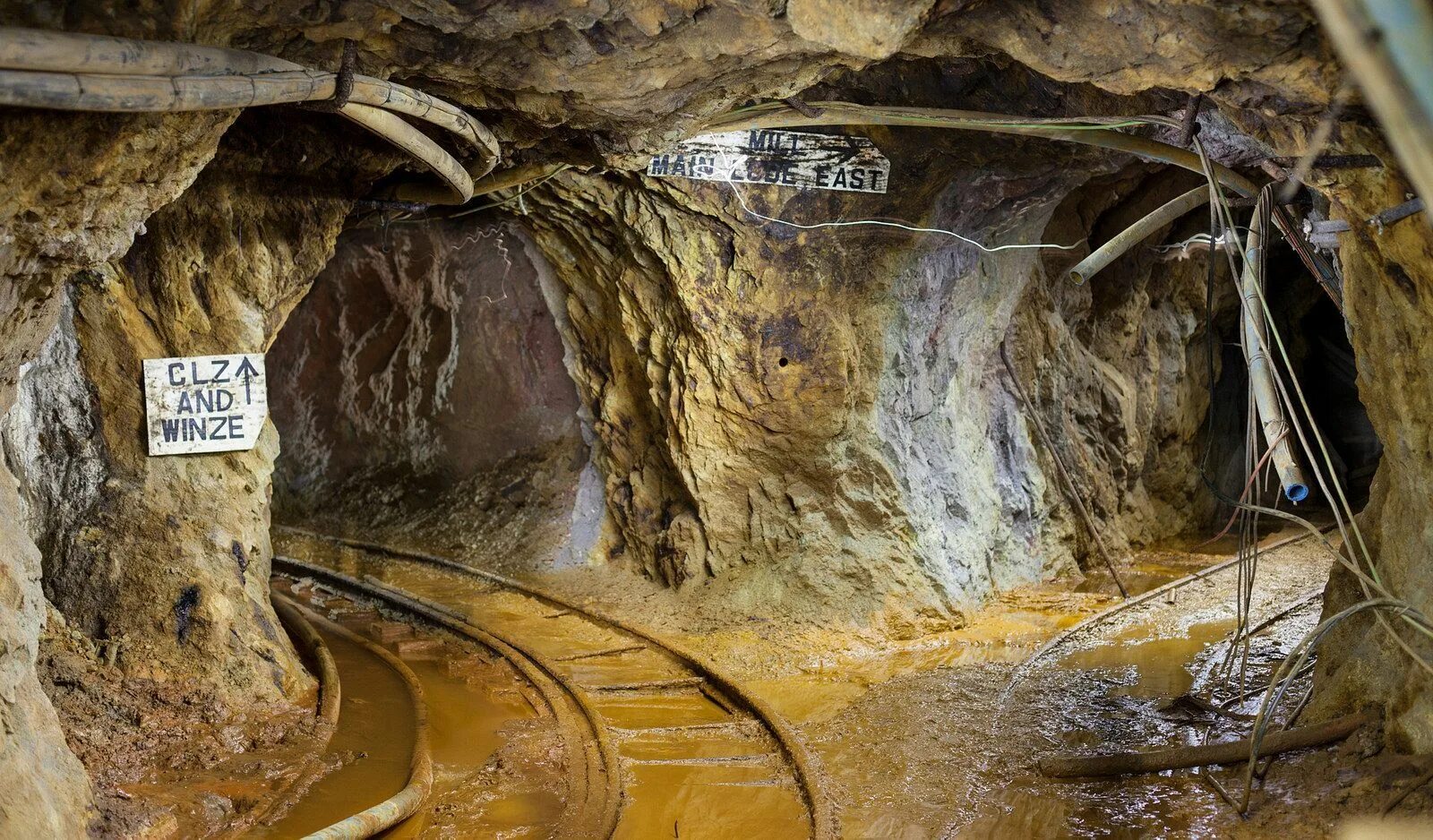 Угольная пещера. Пещера шахта. Золотая шахта. Золото в пещере. Откройте дверь в золотую пещеру