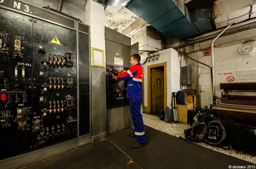 служба пути петербургского метрополитена. монтер пути метрополитен. слесарь электрик. слесарь локомотивного депо. обслуживание метрополитена.