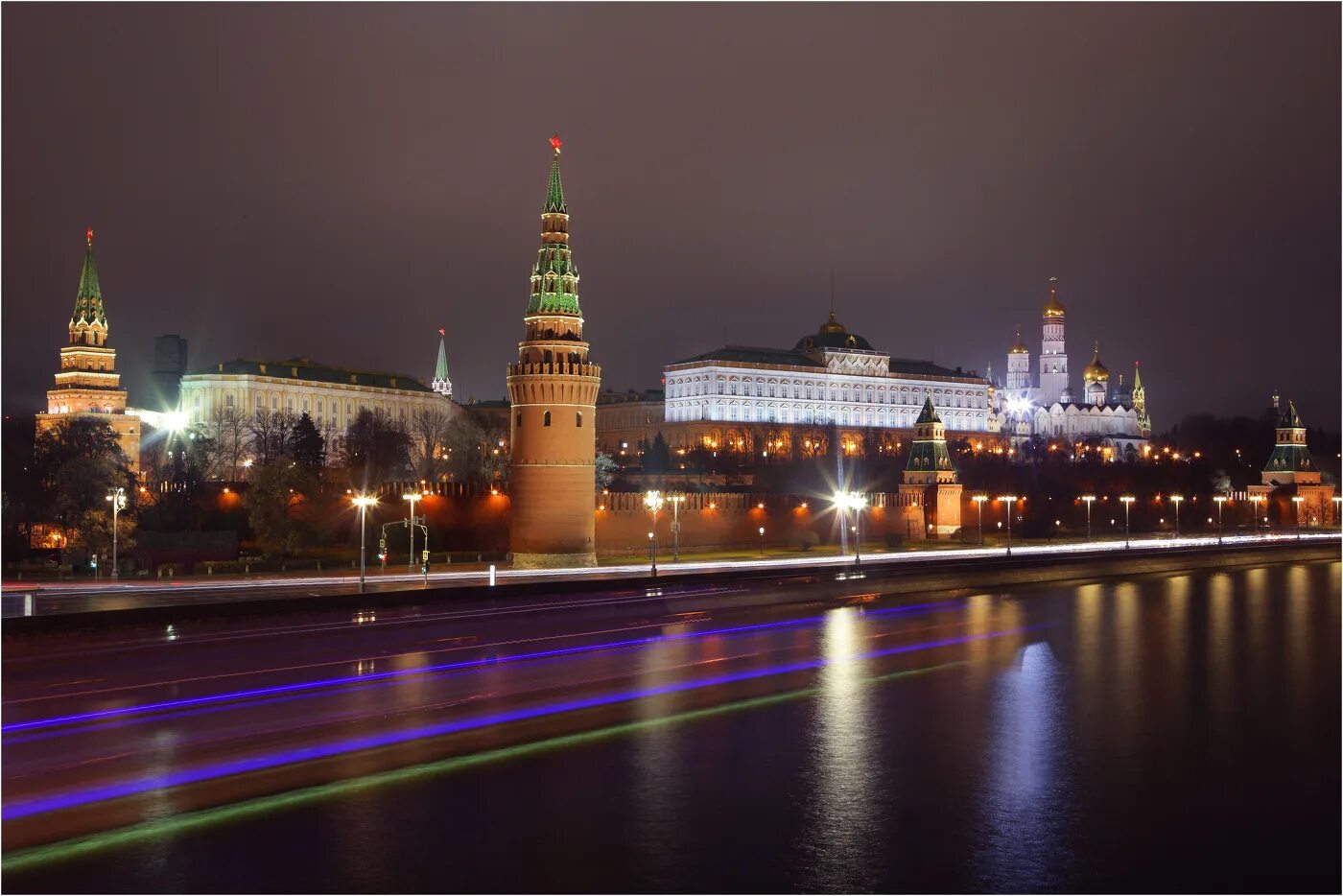 Кремль вид с Рэдиссон. Кремль в Москве под солнце. Кремль Рэдиссон крыша. Вид на сцену Кремль. Автор кремлевской