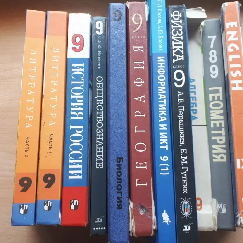 Список учебников 10 класс. Учебники 11 класс. Фото учебников. Ученик 11 класса. Учебники за 11 класс в обложке.
