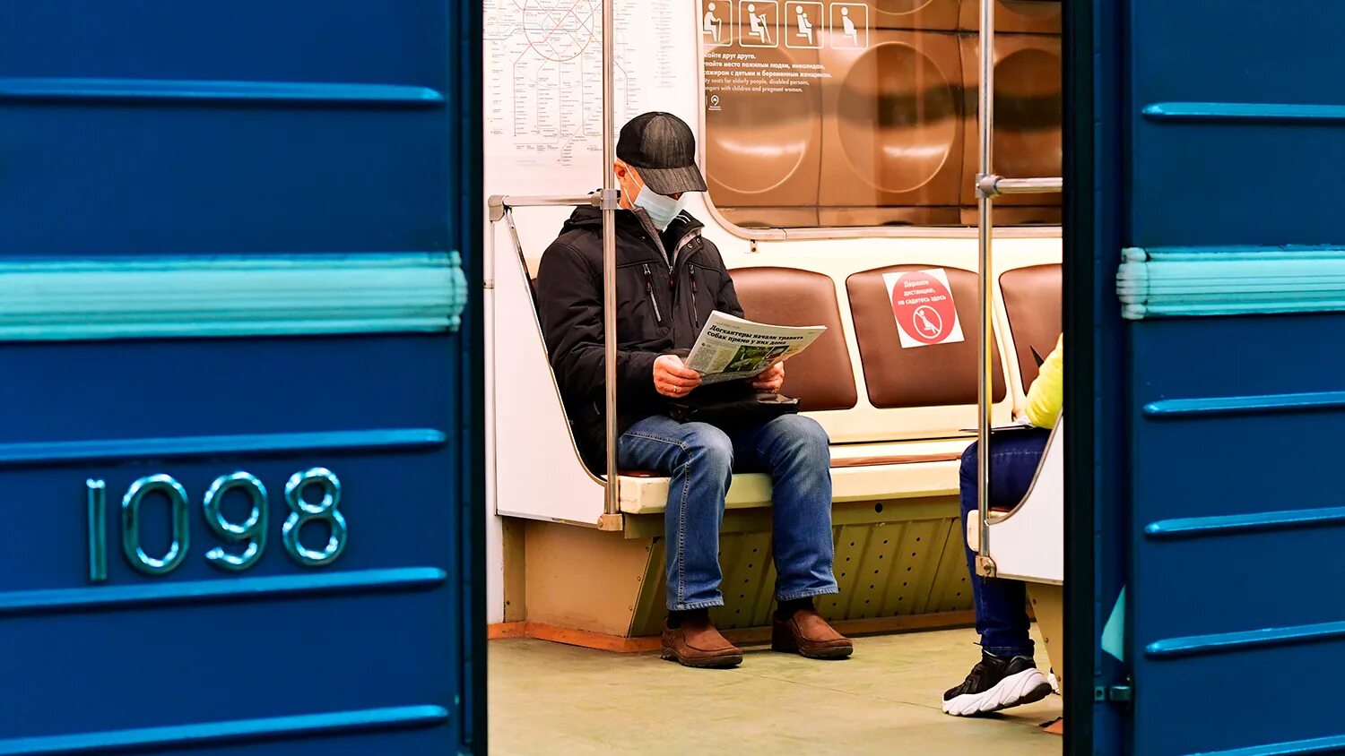 Поезд в метро ходят с одинаковым. Вагон метро на фиолетовой ветке. человек в вагоне в маске москва. вход в вагон метро москва. москва остановка пассажиры.