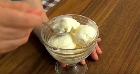Мороженое с молоком и сахаром