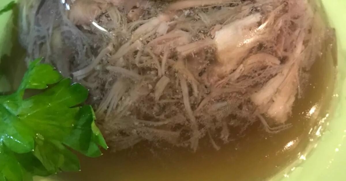 Наваристый бульон холодца. Холодец, зельц. Холодец. Холодец из свинины. Куриный студень (холодец).