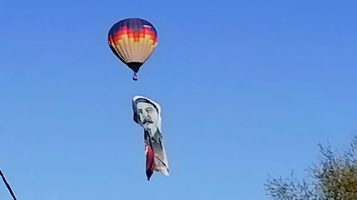 На воздушном шаре волгоград. Запуск воздушного шара. Воздушный шар над Ярославлем. Воздушный шар Ярославль полет. Воздушный шарик с портретом.