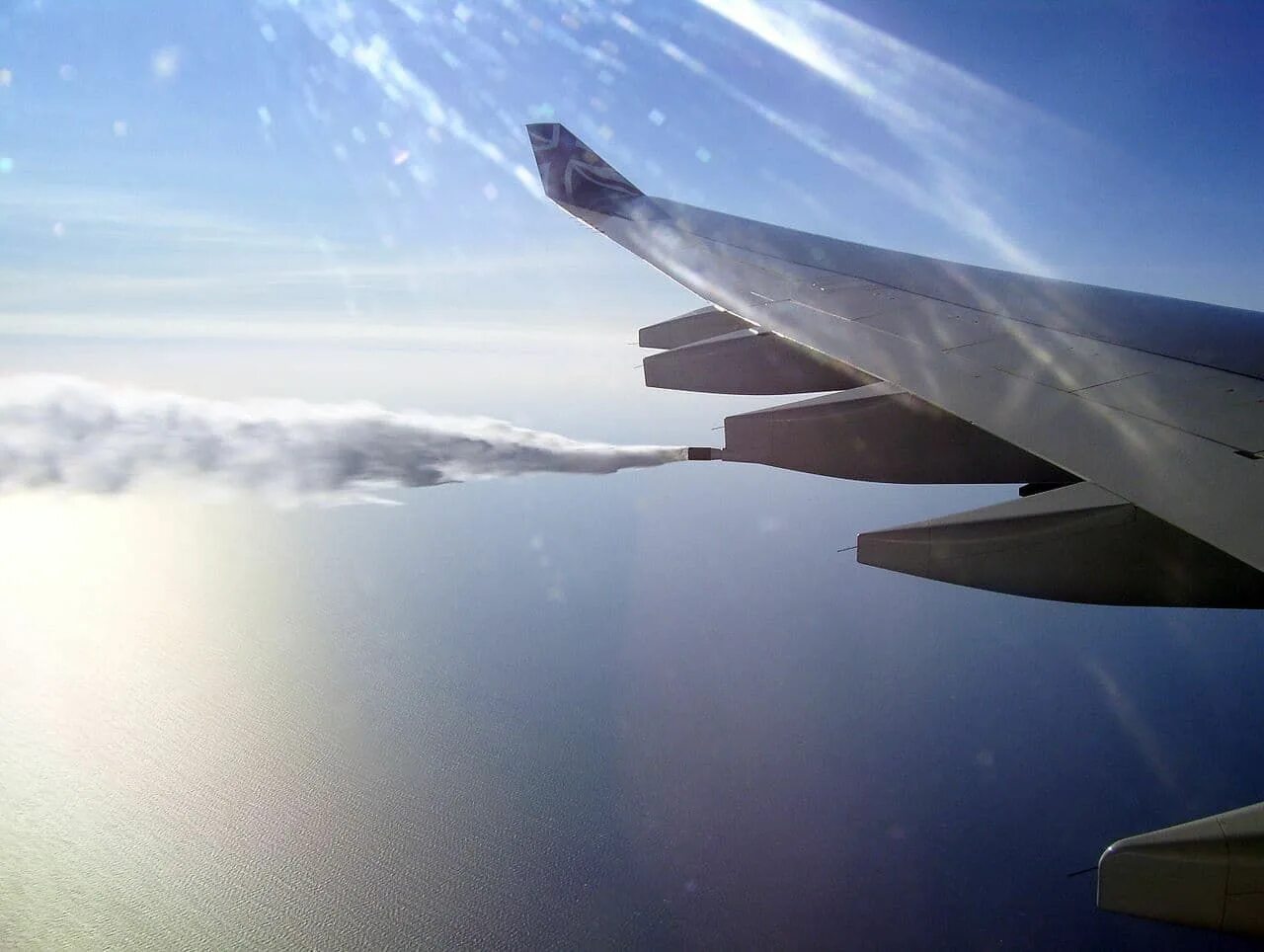 Boeing 747 химтрейлы. Самолет в воздухе. Самолет над океаном.