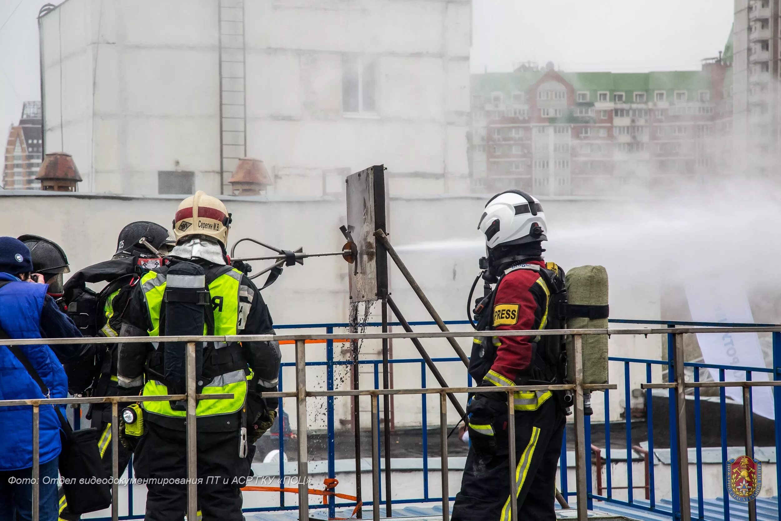 Ствол пожарный. Ствол пожарный. Работа с пожарными стволами. Брандспойт пожарный. Полицейский с пожарным стволом.