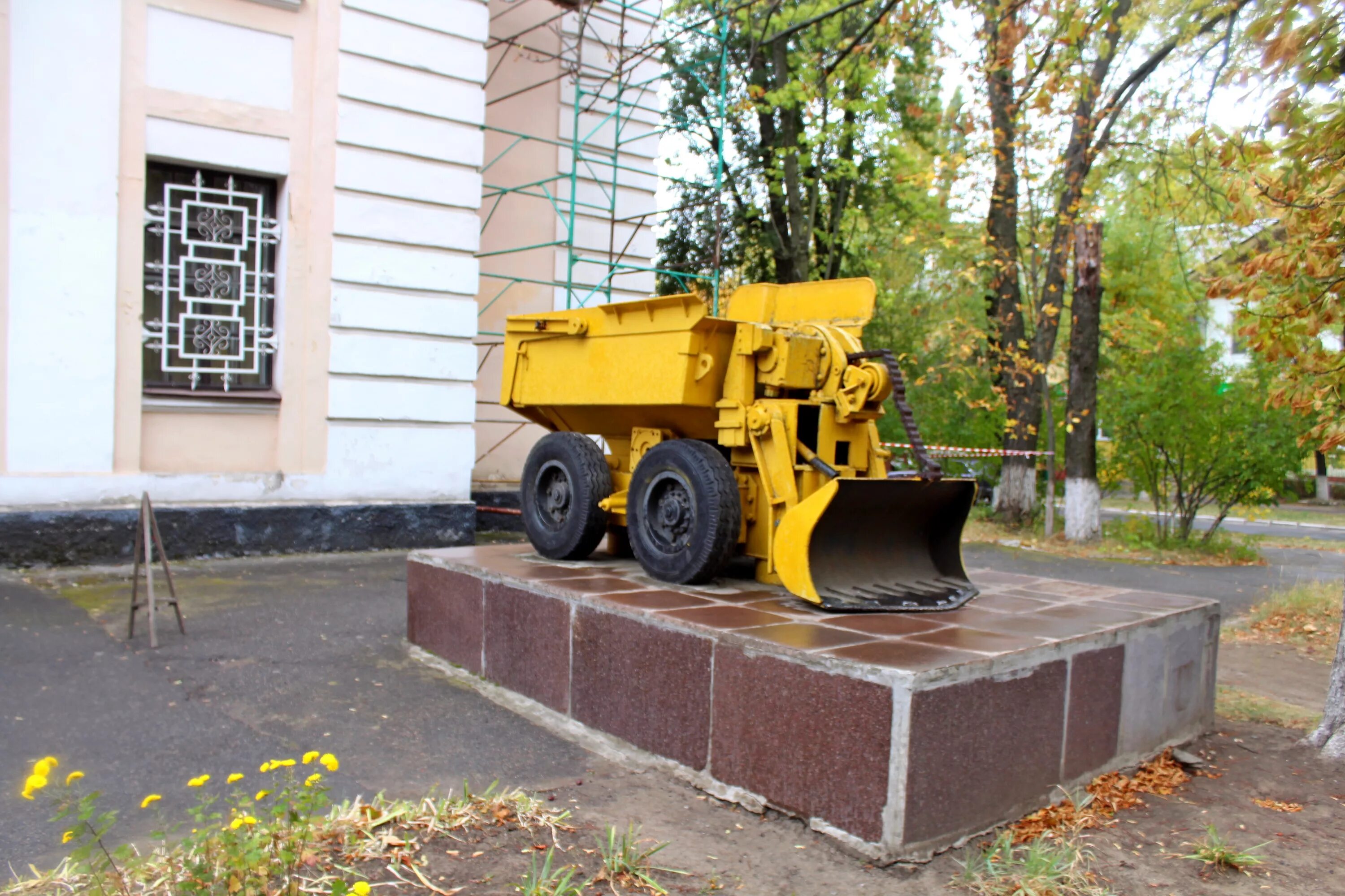 Желтые воды. Виловойспогрузчик желтый. Под водой желтый. Желтые воды старые фото. Желтые воды новости на сегодня.