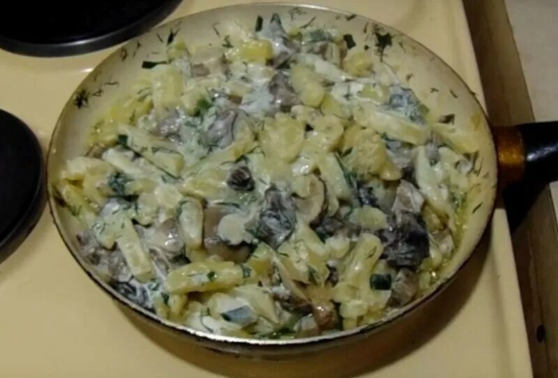 Жареная картошка с грибами и сметаной. Жареная картошка с грибами и сметаной рецепт. Тушёная картошка с грибами в сметане. Жареная картошка с грибами и сметаной рецепт. Грибы маслята жареные с картошкой.