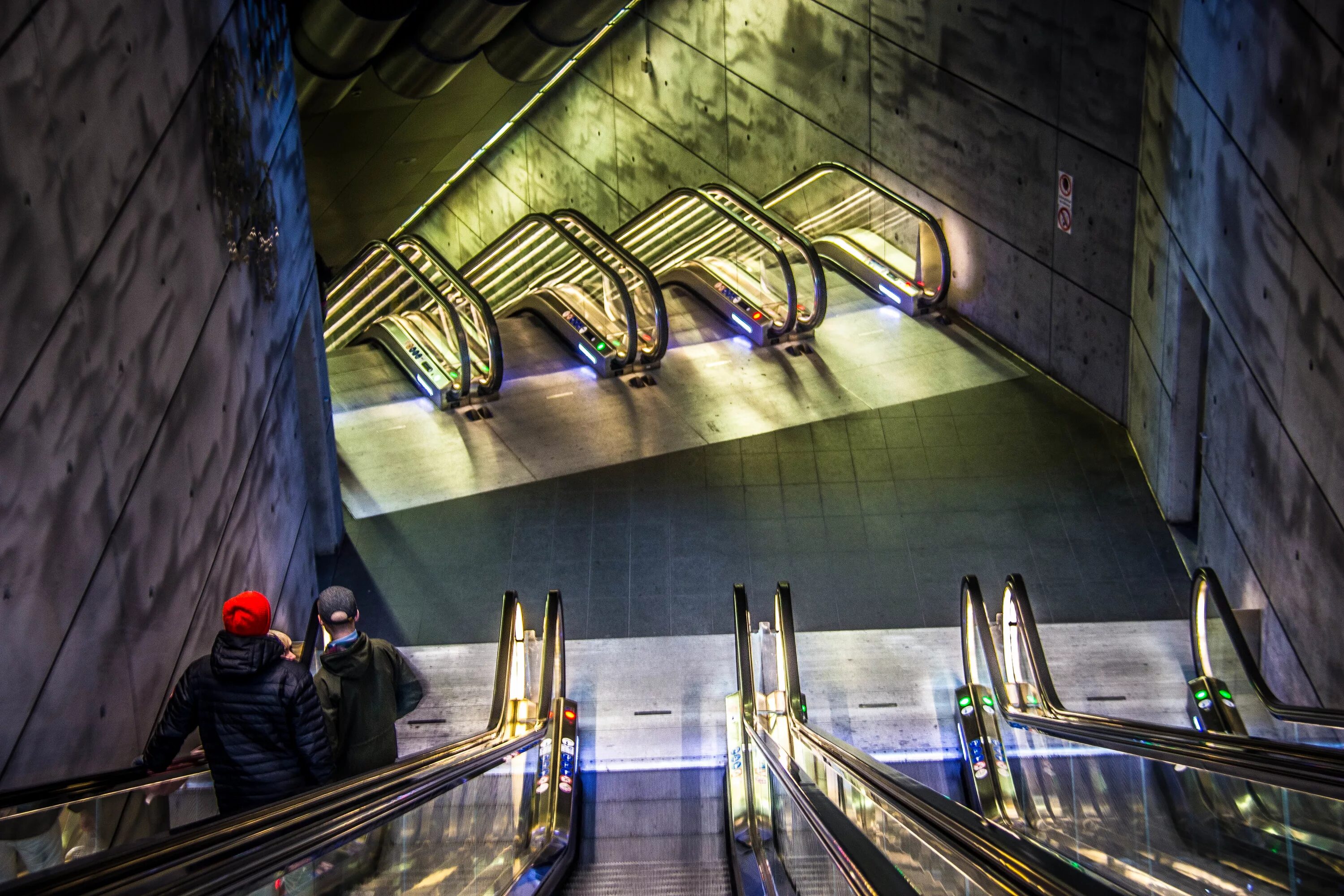 Эскалатор метрополитена безопасность. Метро в Стамбуле эскалатор. Эскалаторный тоннель метрополитена. Эскалатор в метро. Эскалатор в архитектуре.