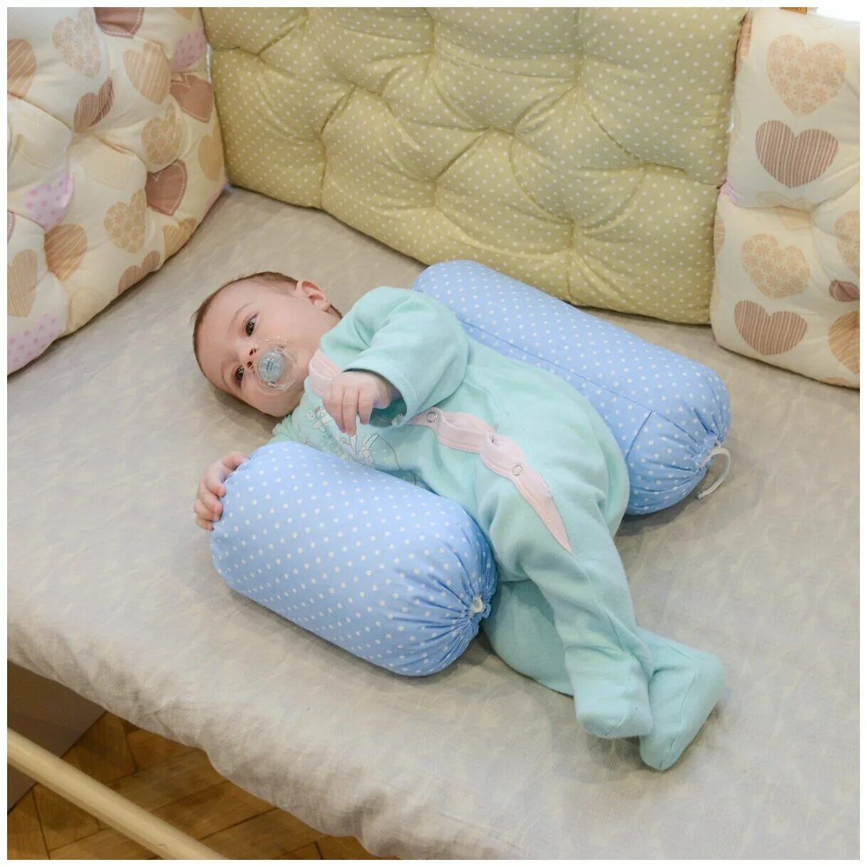 Какой купить подушка ребенок. Позиционер HONEYMAMMY. HONEYMAMMY позиционер-валик для сна. Позиционер для новорожденных для сна. Подушка - позиционер для новорожденных "АГУ".