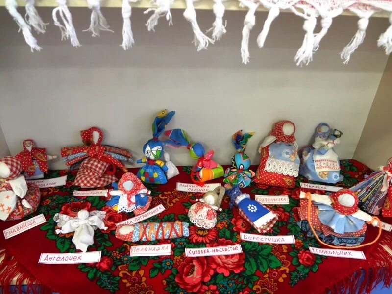музей народная тряпичная кукла. музей тряпичной куклы. мини музей кукол в детском саду. мини музей тряпичной куклы. музей тряпичной куклы в детском саду.