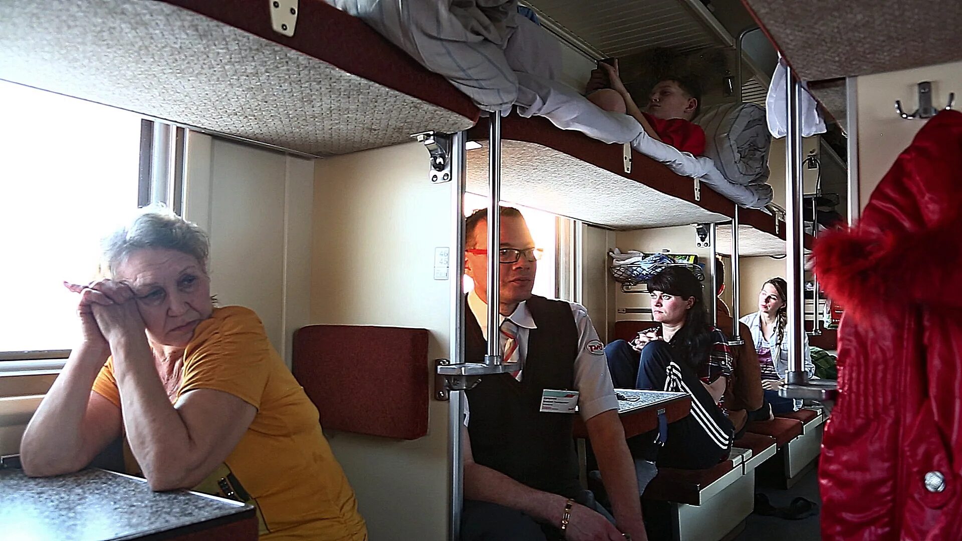 Плацкартный вагон поезда фото. Плацкарт в поезде. Плацкарт в поезде фото. Плацкарт пассажиры. Поезд внутри с людьми.