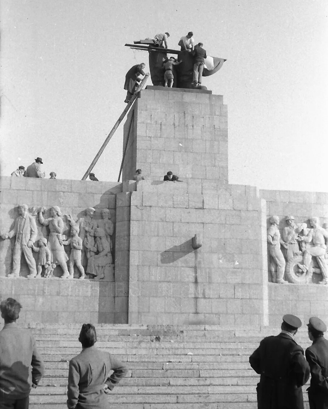 Памятник сталину в праге. Памятник сталину (будапешт). памятник сталину в сталинграде. памятник сталину в венгрии.