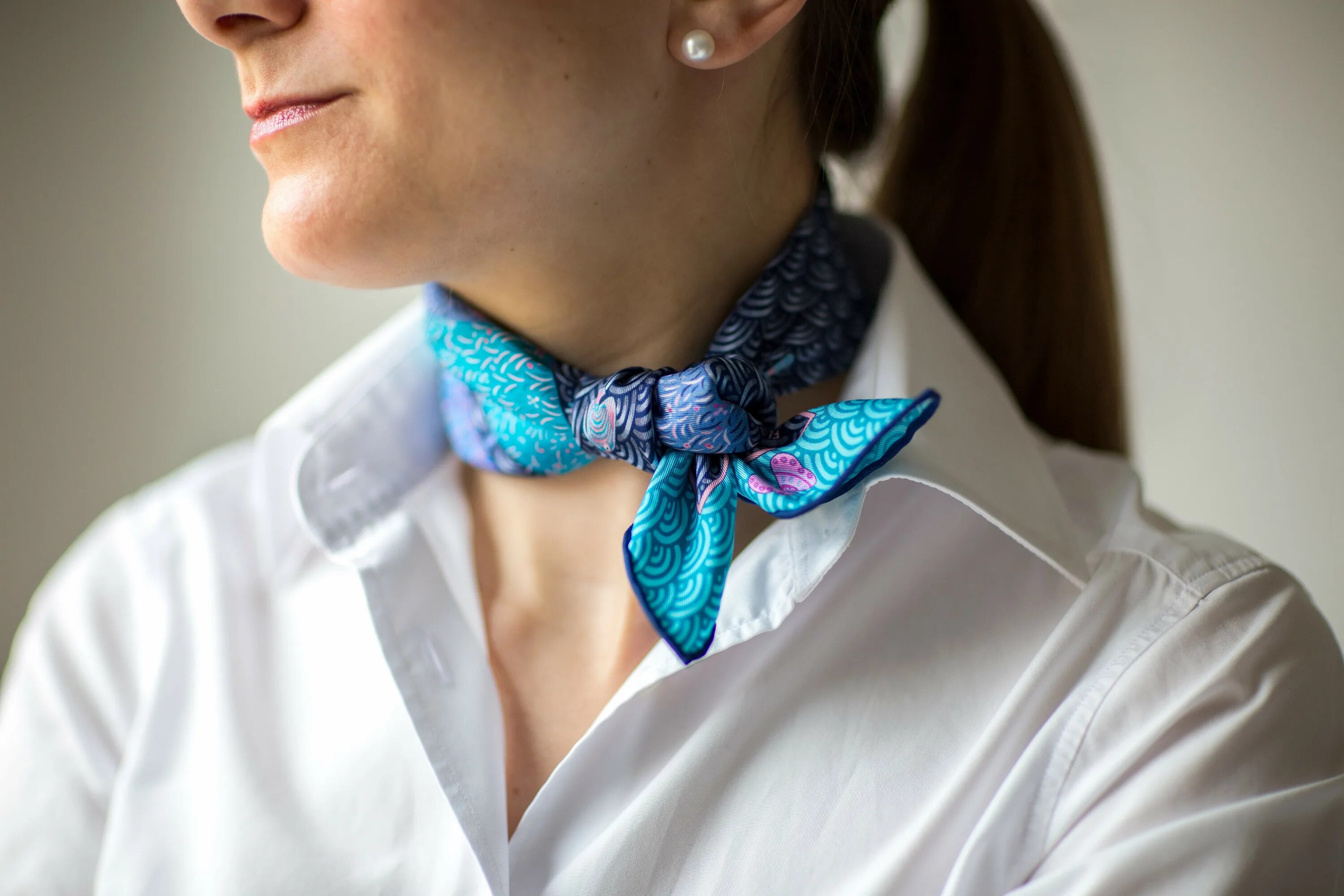 Красивые платки на шею. Шейный платок женский. Шарф эрмес узел. Платок на шею. Платок на шею.