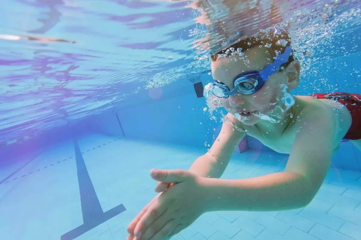 Плавание доклад. Мультяшка в бассейне. Пловец в бассейне. Плавание в бассейне на прозрачном фоне. Записать тему в бассейн.