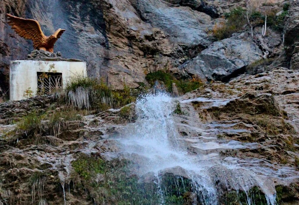 Крым водопады как добраться. Водопад Учан-Су в Ялте. Орел на водопаде Учан Су. Водопад Учан Су Турция. Учан-Су водопад сейчас.