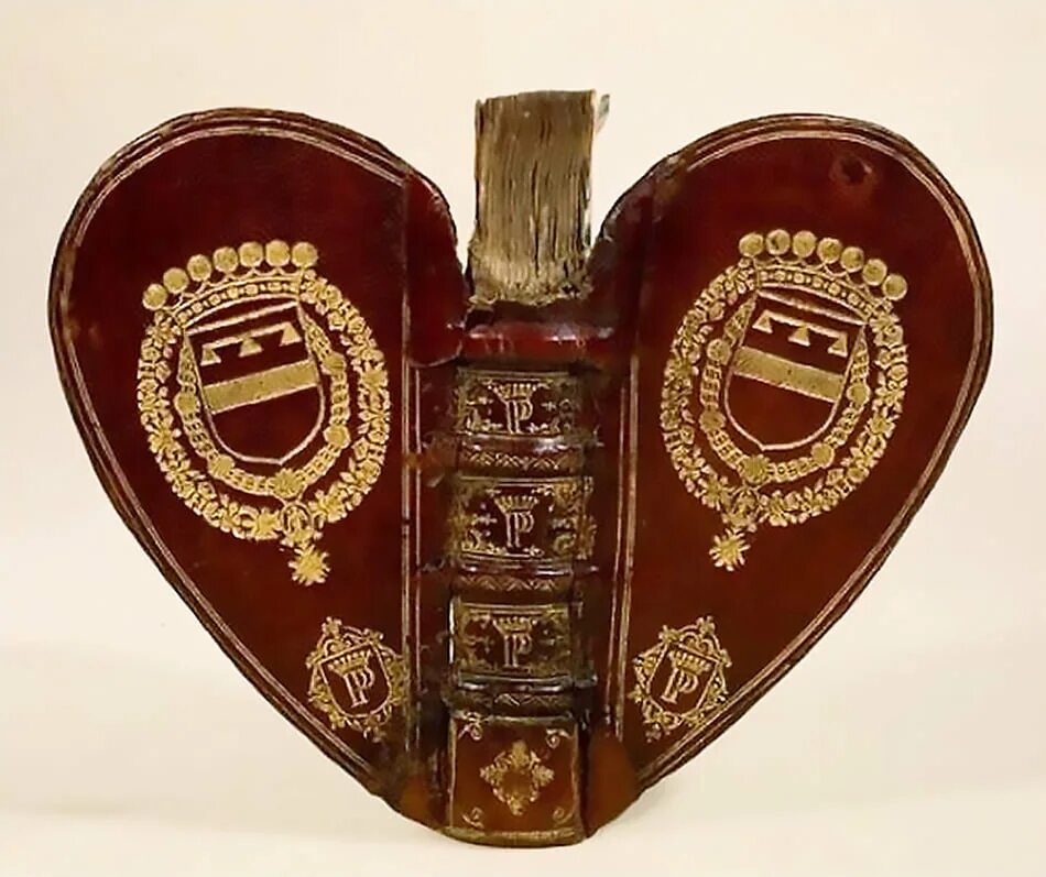 Книга в форме сердца. Оригами закладка для книг. Книги необычной формы. Фон книги. Книга в виде сердца.