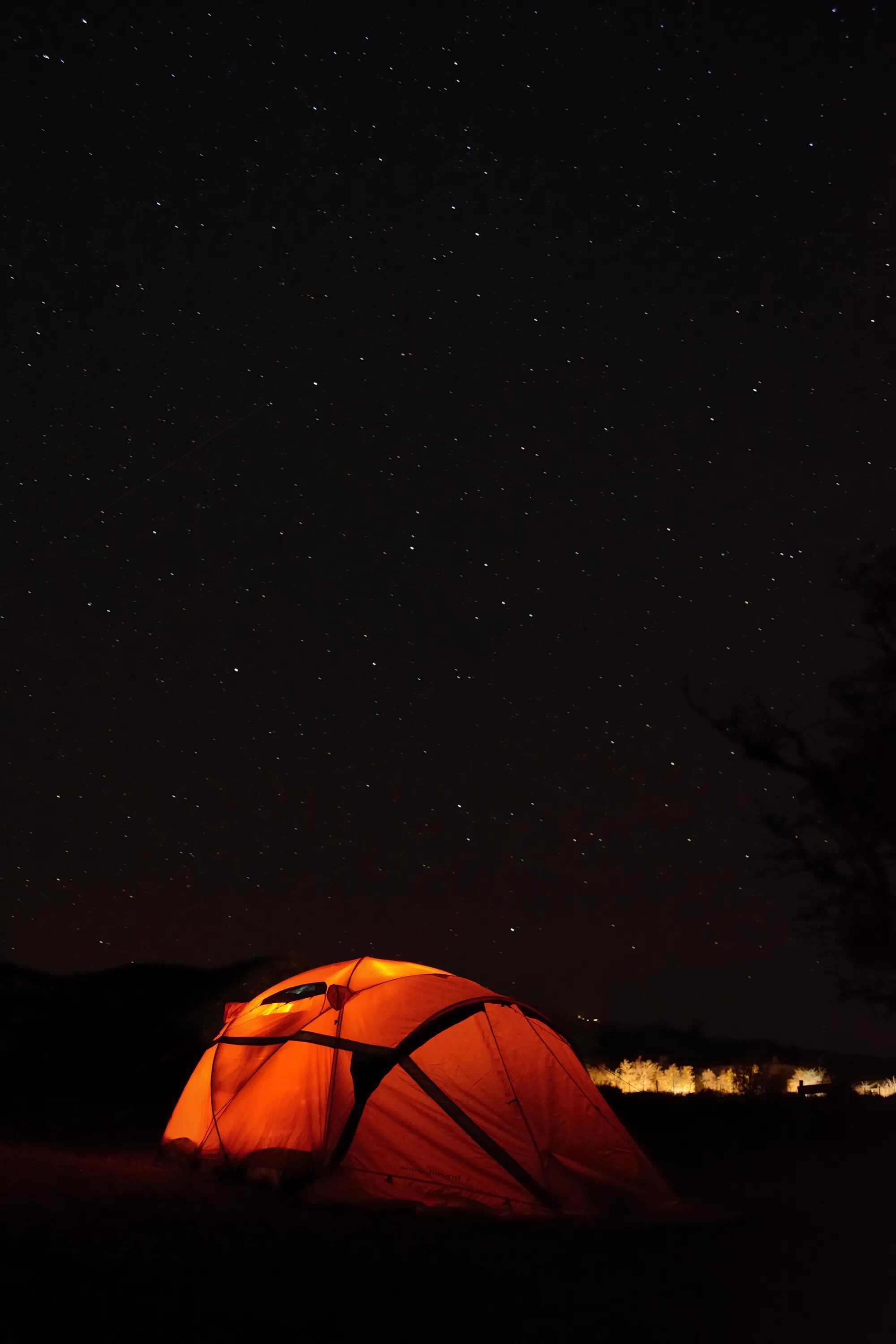 Sky camping. Starry Night палатка. Палатка ночью. Обои палатка ночью. Ночь палатка звезды.