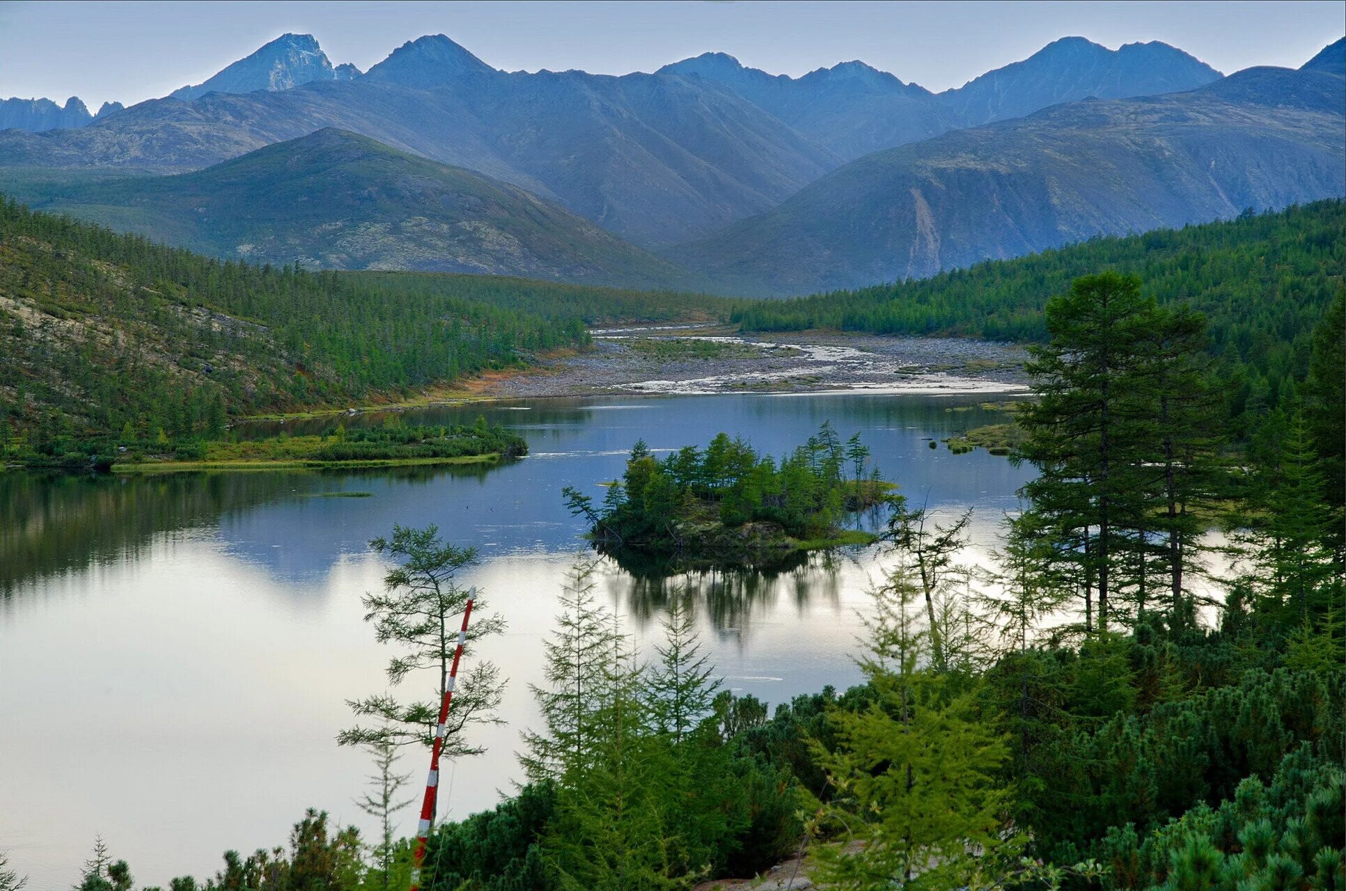 Озеро танцующих хариусов магаданская область. Озеро танцующих. Озеро танцующих хариусов магаданская область фото. Магадан озеро танцующих хариусов. Озеро джека лондона, магадан.