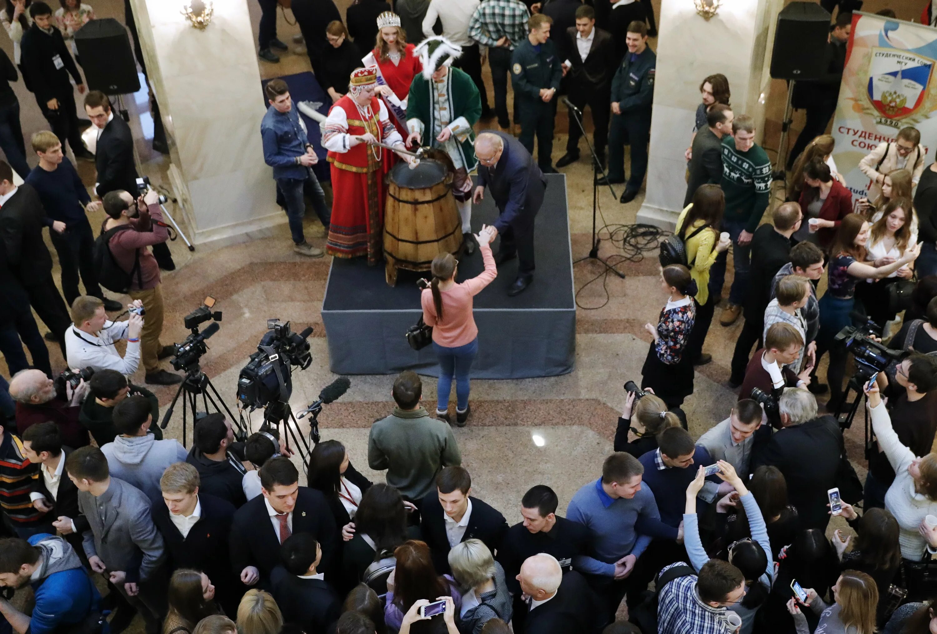 Студенческие гуляния. 25 января день российского студенчества в мгу. Студенческие гуляния. Татьянин день традиции. Студенты мгу отмечают татьянин день.