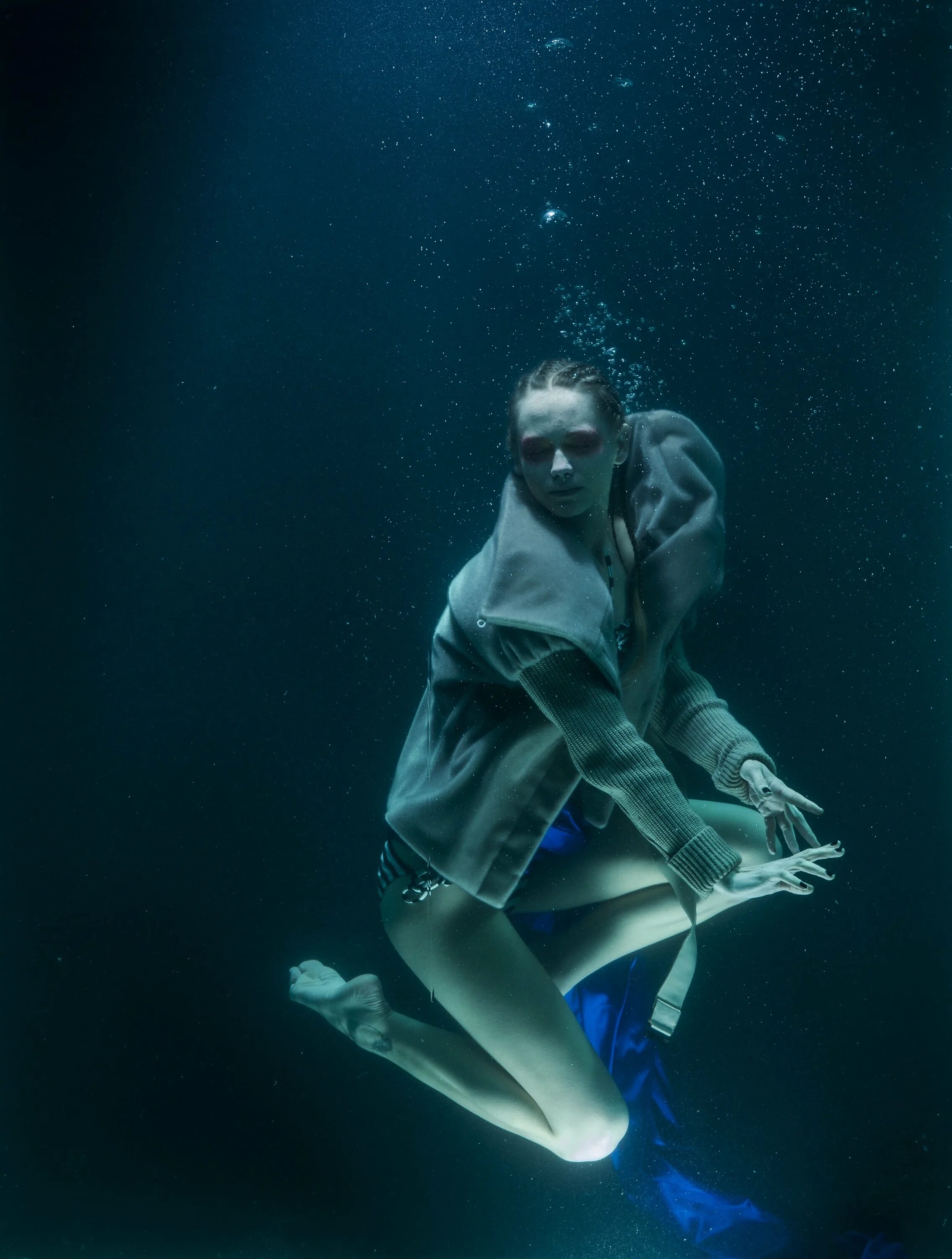 Погрузиться в темноту. Женщина под водой. Фотосессия под водой. Вода и человек. Погружение в воду.