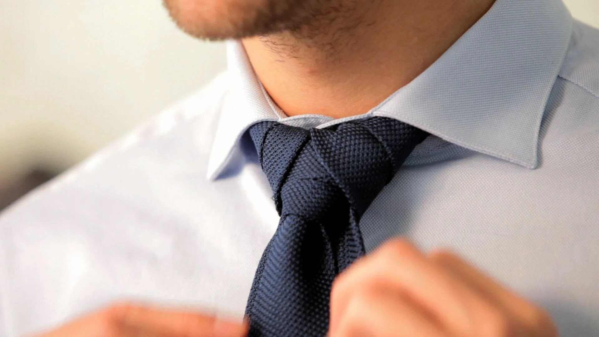 Галстук. Завязанный галстук мужской. Мужчина завязывает галстук. Узлы для галстуков. Завязывание мужского галстука