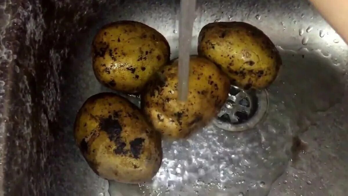 Очистка картошки. Картофельные очистки. Картофель залить горячей водой. Помыть картошку.