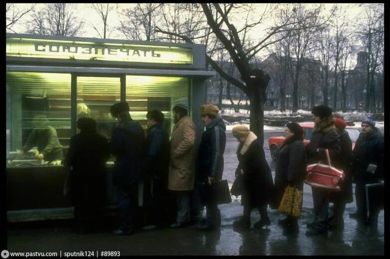 Московская очередь: за чем мы стояли последние 30 лет