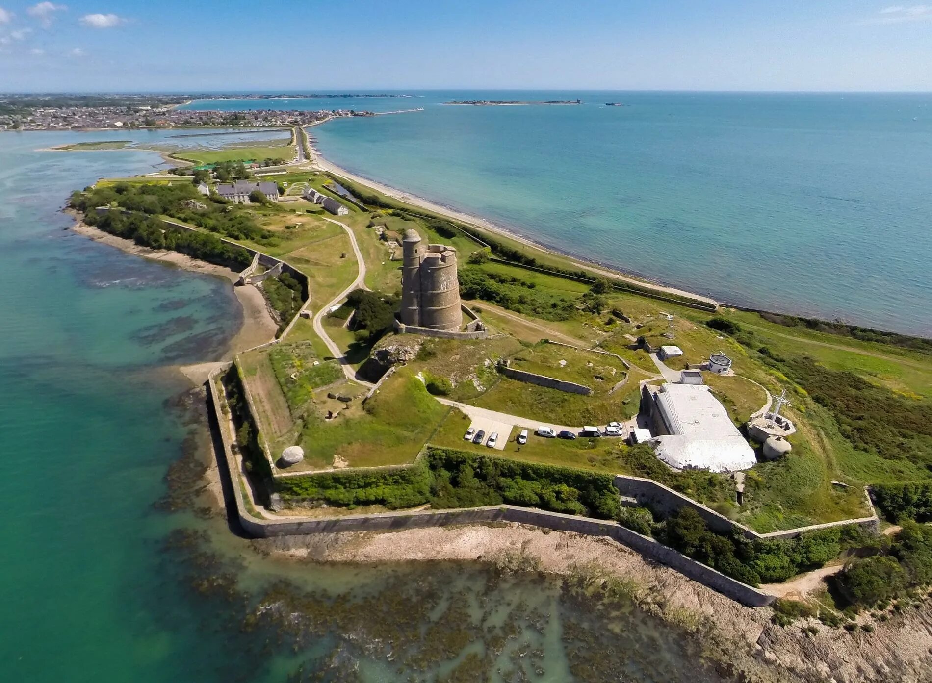 Le fort. Нормандия (Котантен). Полуостров Котантен Франция. Форт Святой Анны Барбадос. Нормандский полуостров.