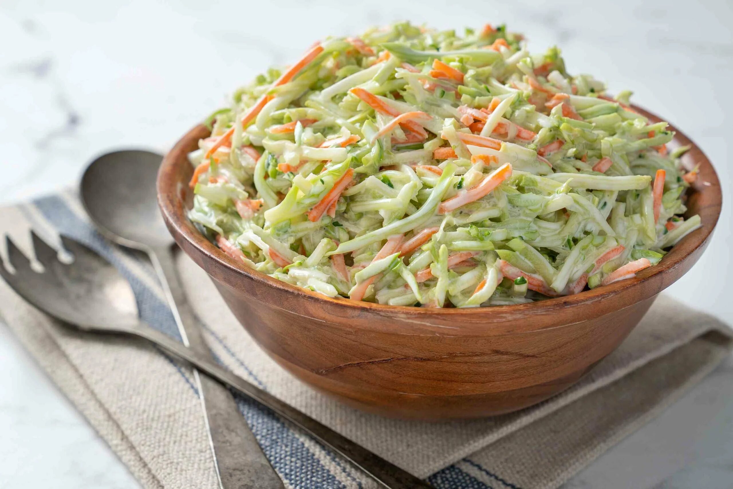 Какие салаты можно приготовить из свежей капусты. Coleslaw. салат из капусты. салат со свежей капустой. капустный салат.