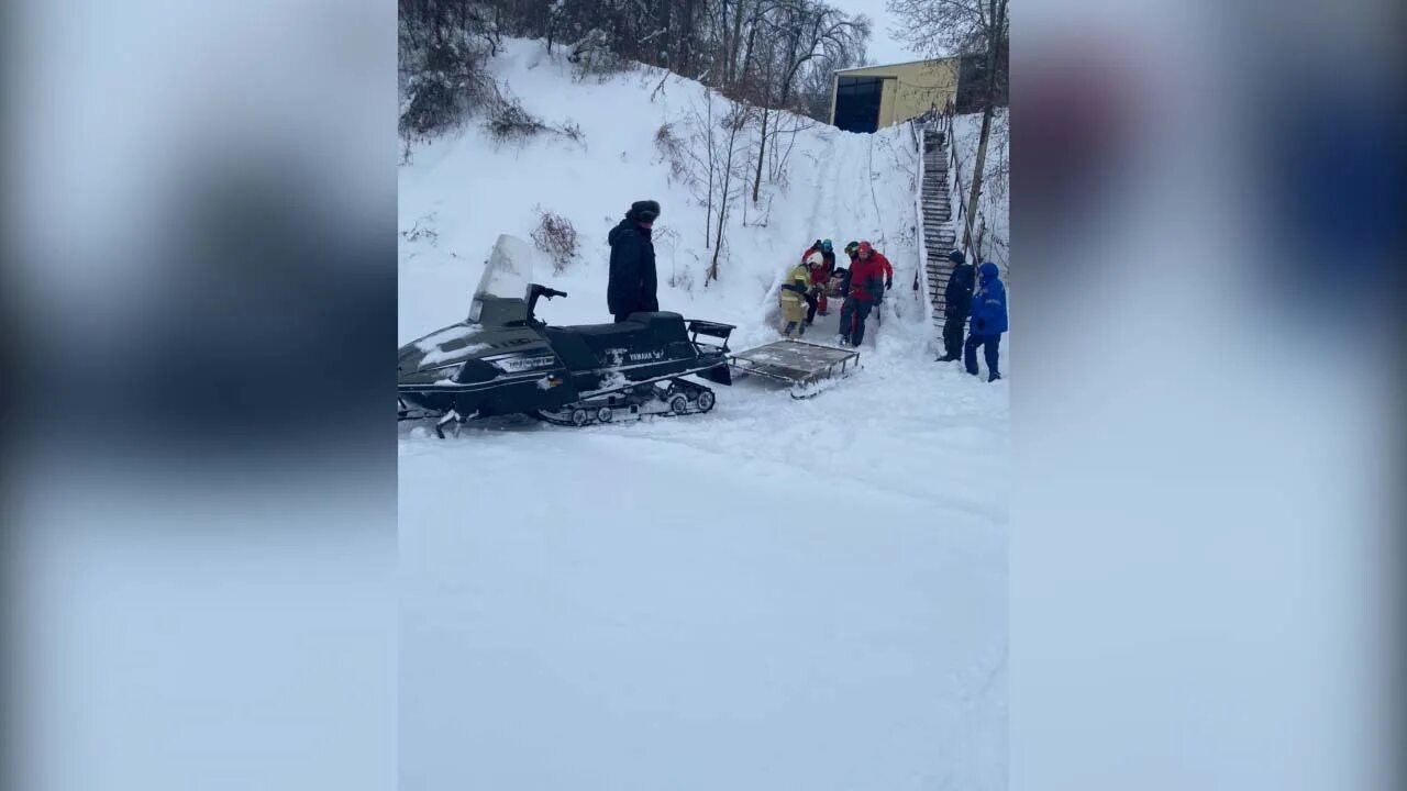 С высоты упал на ноги. Сноубордист врезался в дерево.