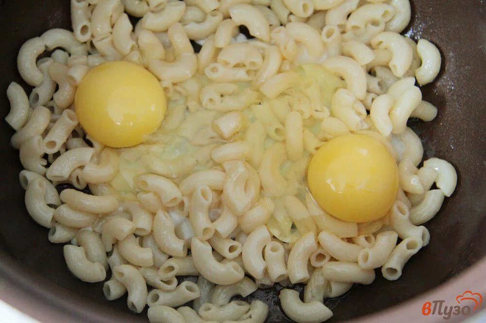 Макароны с яйцом и сыром на сковороде. Макароны с яйцом. макароны с яйцом и сыром. макароны с яйцом на сковороде. макароны с яичком.