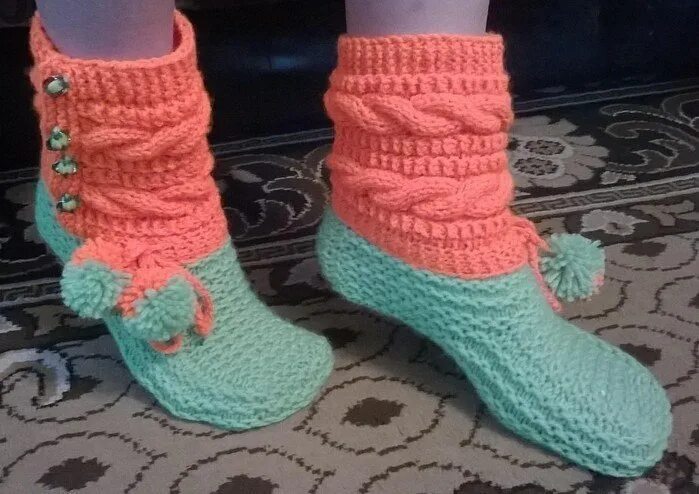 Вязаные сапожки на двух спицах. Вязаные следки тапочки сапожки спицами. Вязаные сапожки на двух спицах. Вязаные сапожки спицами. Вязаные сапожки на двух спи.