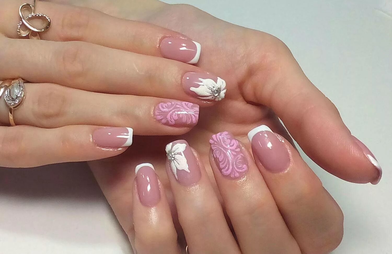 праздничный френч на ногтях. французский маникюр с блестками. красивый френч. праздничный маникюр френч. прозрачный маникюр с дизайном.