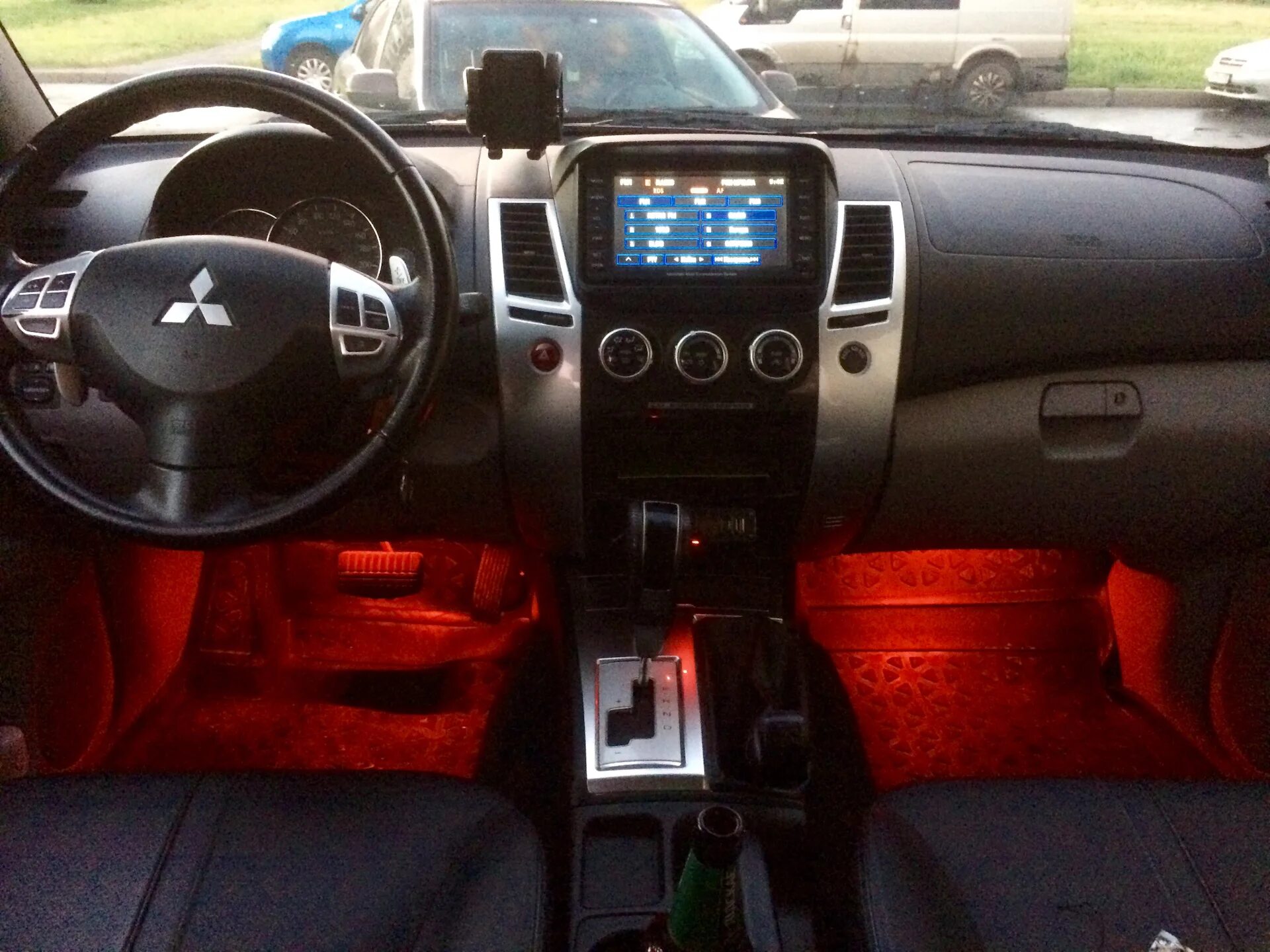 Подсветка акпп мицубиси паджеро спорт 2 рестайлинг. Mitsubishi l200 бардачок подсветка. Подсветка консуля поджеро спорт 12год. Pajero sport 2 салон. Митсубиси паджеро спорт 2 подсветка салона ночью.