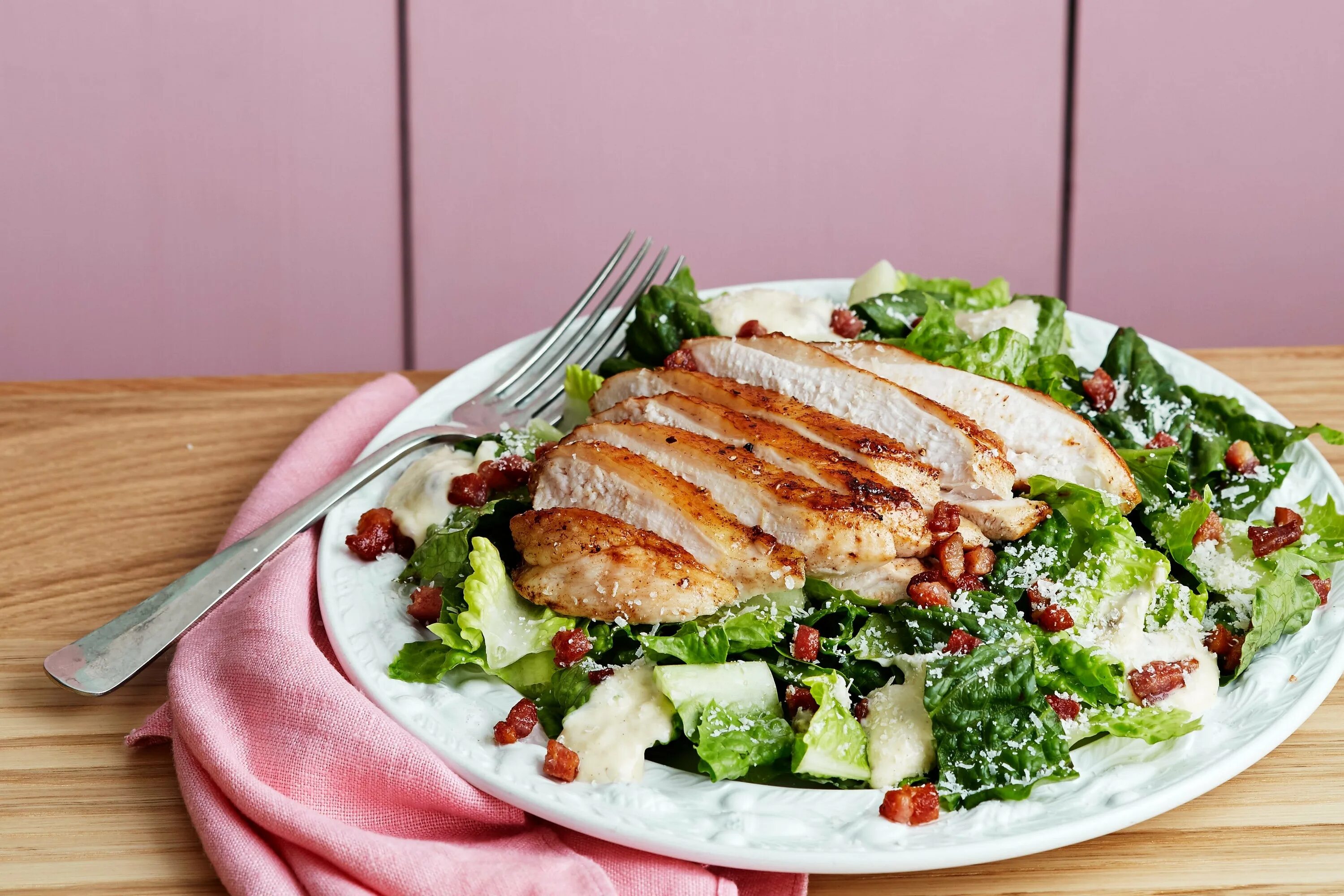 Питание белки. Мясо на тарелке. Мясное кето. Диетические блюда на белом фоне. Кето цезарь.