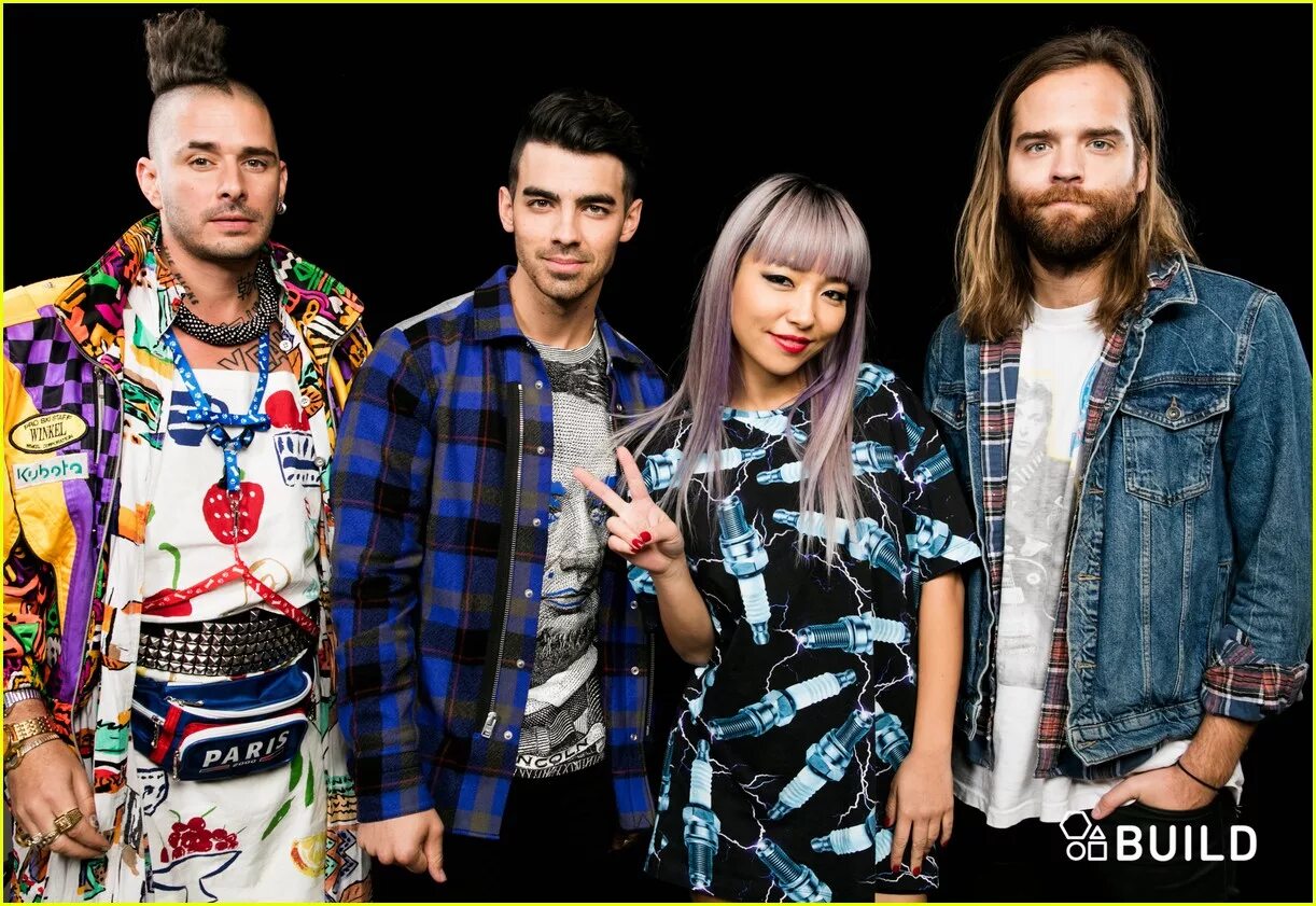 Dnce up. Джинджу ли. dnce американская группа. коул уиттл и джинджу. джо джонас и ли джинджу.