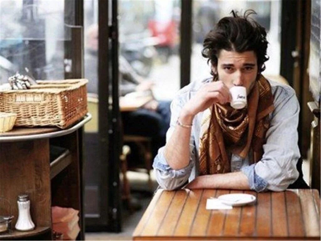 Джонни Депп пьет кофе. Джонни Депп фото в кафе. Парень сидит в кафе. Парень в кофейне.