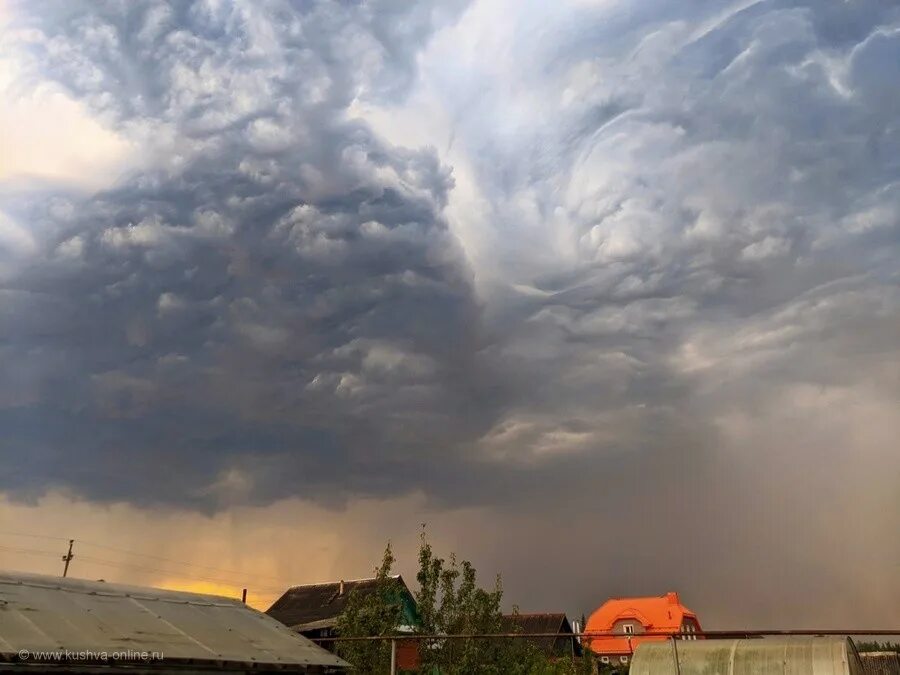 надвигается ливень. дождь гроза ветер. ливень. штормовое предупреждение. надвигается гроза.