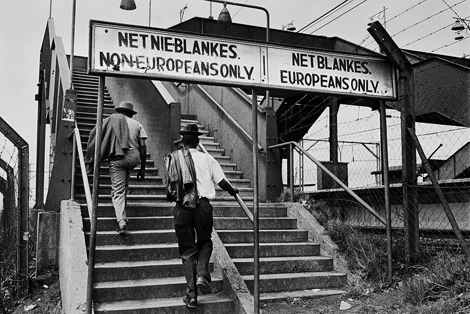 Сегрегация что это такое простыми словами. Расовая сегрегация в ЮАР В 1948. Апартеид в ЮАР И сегрегация. Апартеид 1948 ЮАР. Расовая сегрегация в ЮАР.