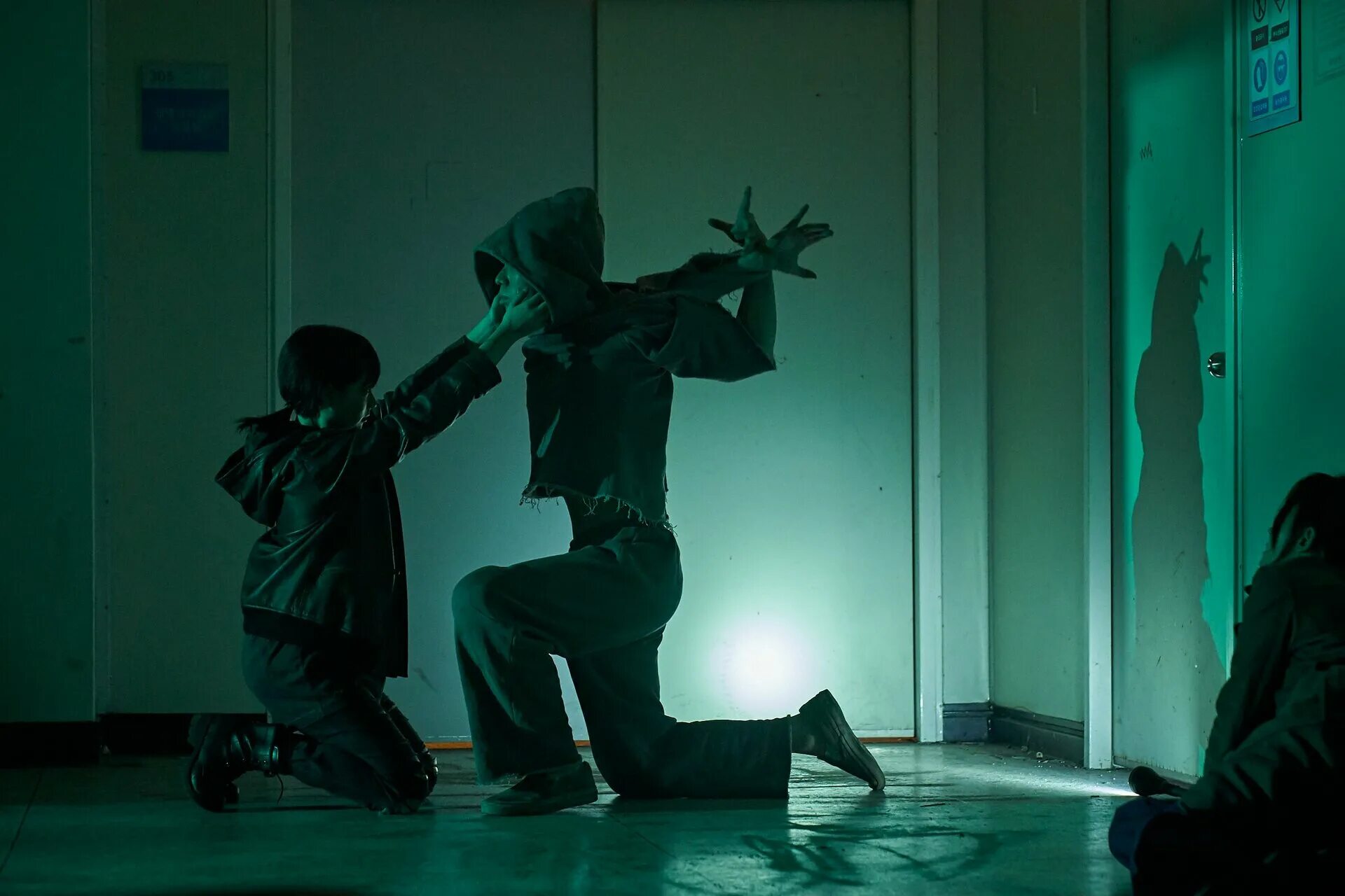 Кевин гревье другой мир. The prey: legend of karnoctus 2022. Охотник б. Охотник б. The prey: legend of karnoctus 2022.