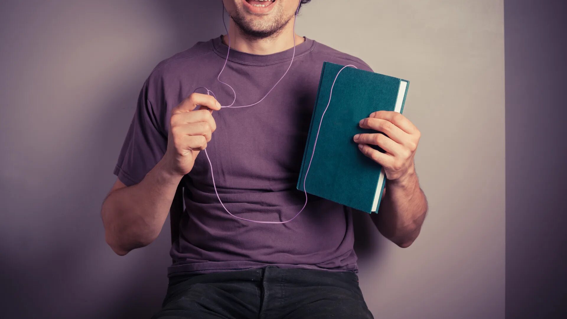 Книга человек слушать. Книга и наушники. Книга и наушники. Девушка за учебниками. Модная девушка читает.