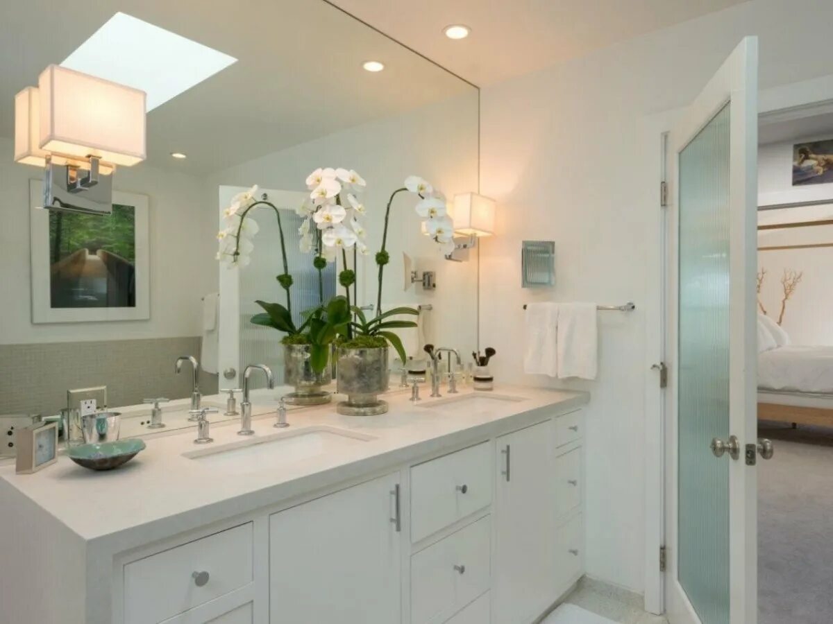 Ванна над кухней. Деревянная полка около раковины в ванной. Красивые ванные комнаты. Ванна комната. Интерьер ванной комнаты.