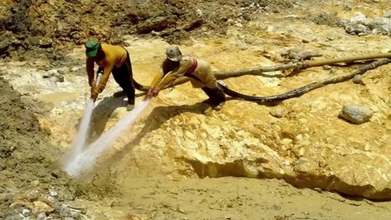 Как переводится mining. Гайана Золотая лихорадка. Золотая лихорадка в Бразилии. Гайана золотодобыча. Памирский золотодобыча.