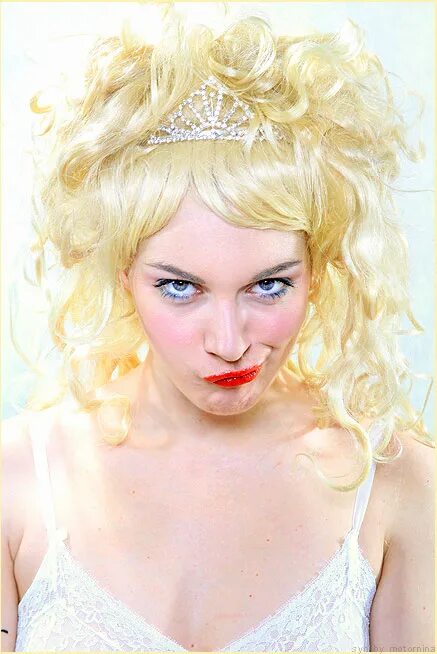 Современный бал. Мамадыш богиня ювелирный. Американский выпускной бал. Журнал модные девчонки причёски. Журнал причесок для девочек.