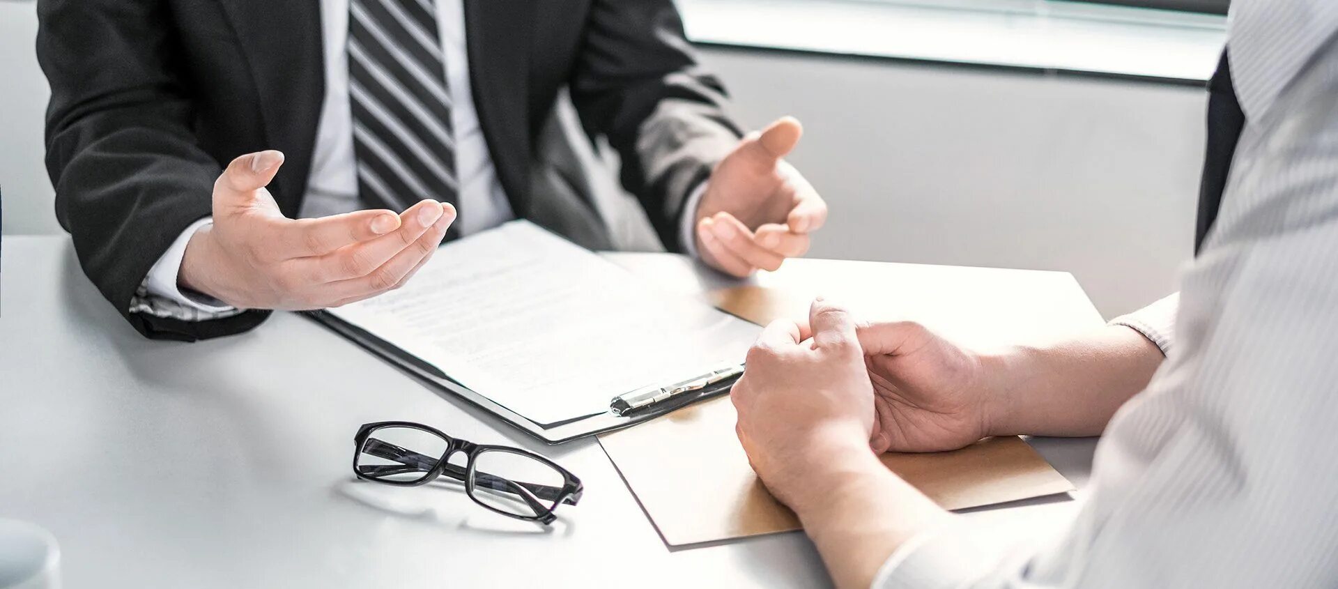 Ящик для обращений граждан. Игнорирование обращений. Руководитель и сотрудник. Игнорирование вид психологического воздействия. Игнорирование человека фото.