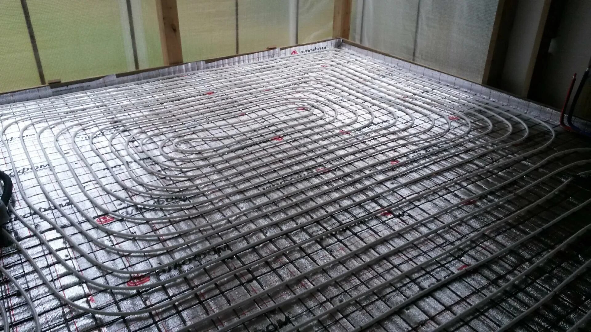 Тёплый пол водяной технология укладки под плитку. Толщина сухой стяжки для теплого водяного пола под плитку. Полусухая стяжка на теплый водяной пол. Бетонирование теплого пола водяного. Стяжка под теплый водяной пол.