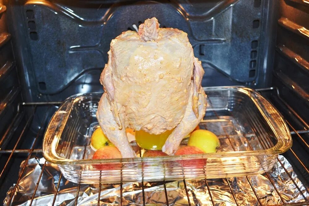 Курица в духовке целиком температура и время. Курица в духовке. Форма для запекания курицы. Курица на банке в духовке. Курица гриль в электродуховке.