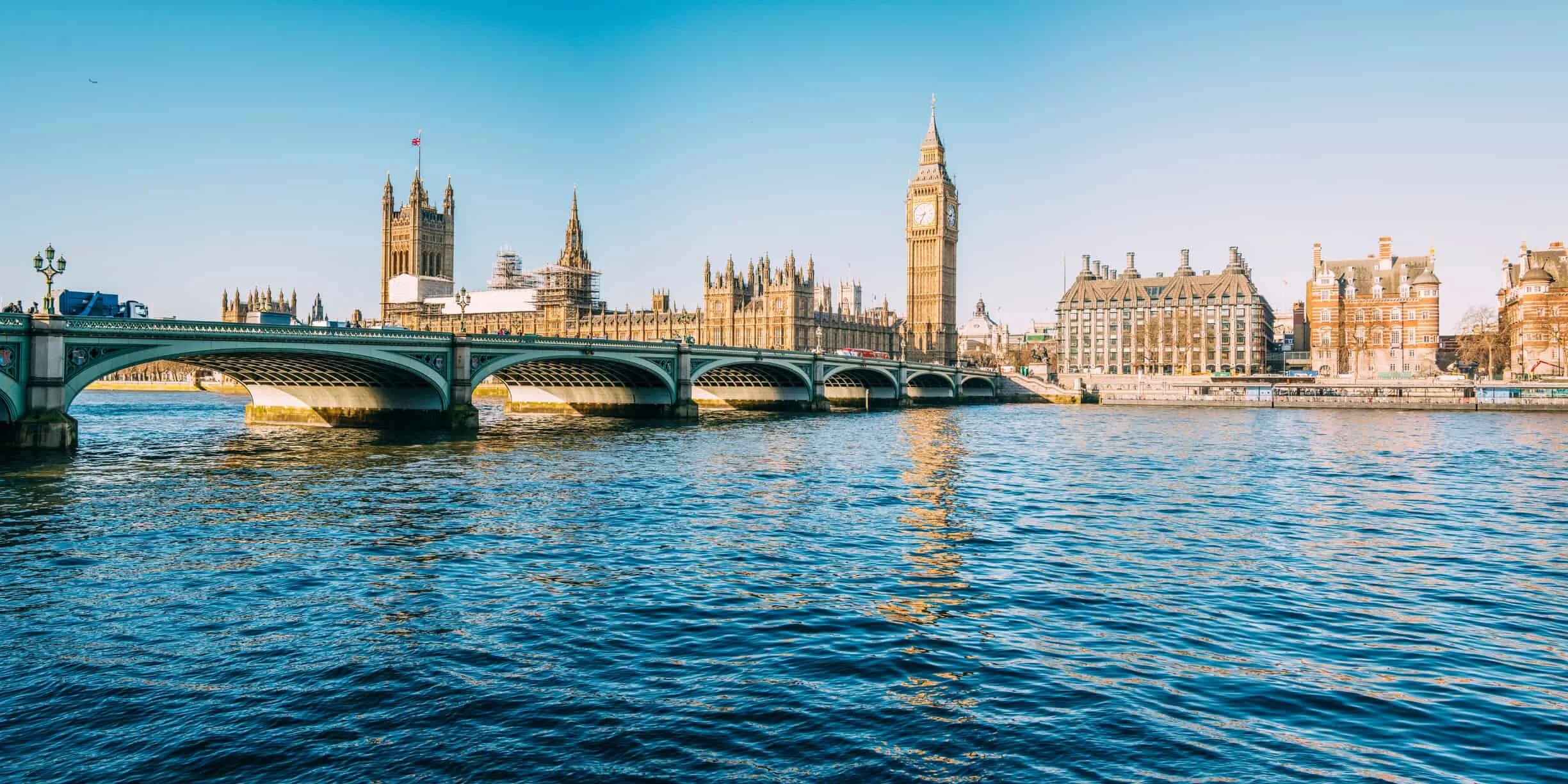 Situated on the banks. Река Thames в Лондоне. Темза Англия. Река Темза в Англии. Парламент Лондона на реке Темза.